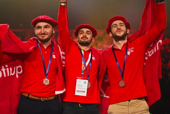 Le trio Mickael AUDUREAU, Clément CAZAUTETS et Tom LOPEZ remporte la médaille de bronze en production industrielle en équipe